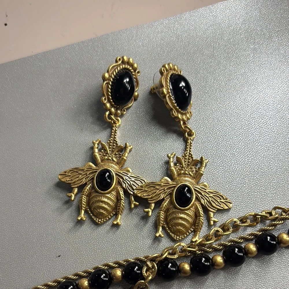 Yusi’s Elegant Gold and Black Necklace Set - Picture 2 of 7